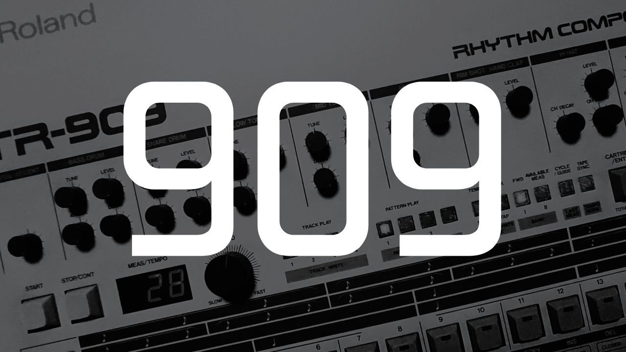 TR-909のドラムマシンを背景に、大きく浮かび上がる909の文字