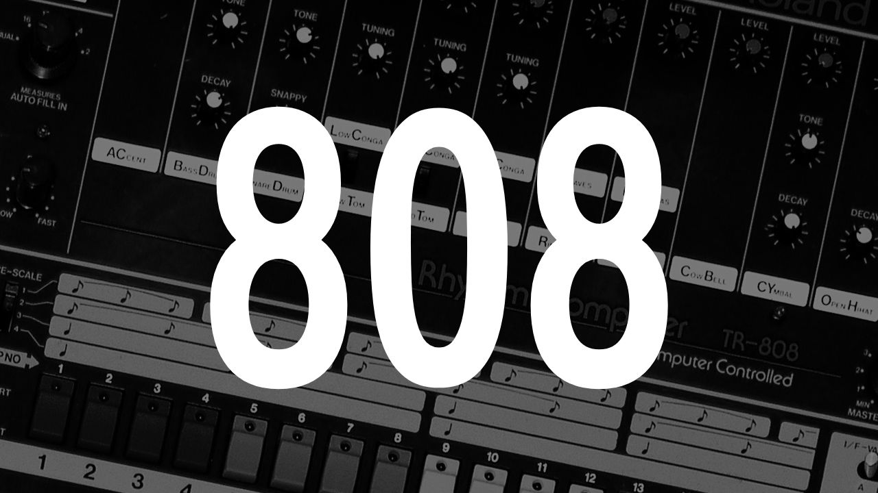 TR-808のドラムマシンを背景に、大きく浮かび上がる808の文字